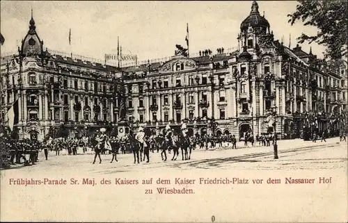 Ak Wiesbaden in Hessen, Frühjahrs-Parade des Kaisers, Kaiser Friedrich-Platz, Nassauer Hof