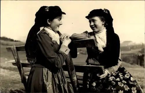 Foto Ak Hinterzarten im Schwarzwald, Frauen in Tracht