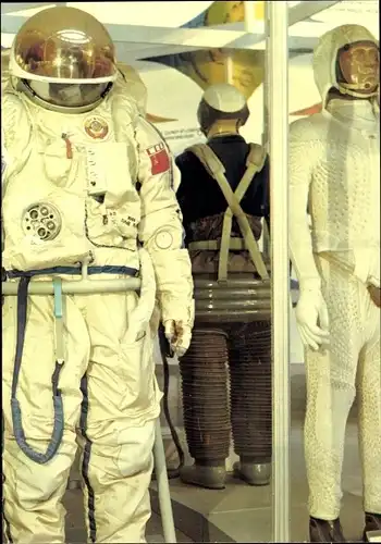 Ak Sowjetische Satellitenstation Saljut 6, Raumanzüge für Ausstieg der Kosmonauten