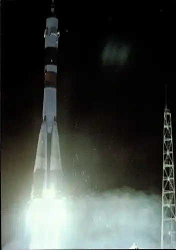 Ak Sowjetische Raumfahrt, Weltraumschiff Sojus 38 vor dem Start, Rakete