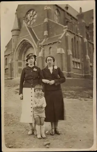 Foto Ak Chèvremont Chaudfontaine Wallonien Lüttich, Kirche, zwei Frauen, Kind, 1935