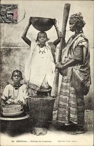 Ak Senegal, Afrikanische Frau mahlt Couscous