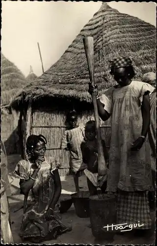 Ak Senegal, Afrikanische Frau mahlt Couscous