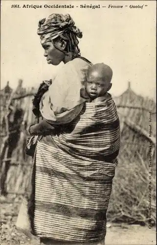 Ak Senegal, Frau vom Volk Ouolof mit Kleinkind