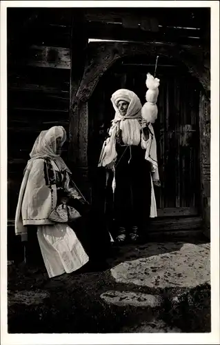 Ak Rumänien, Bäuerinnen aus den Karpathen mit Spindel