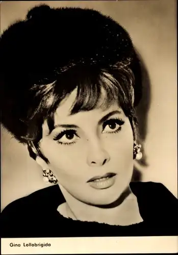 Ak Schauspielerin Gina Lollobrigida, Portrait, Der Glöckner von Notre Dame, Trapez