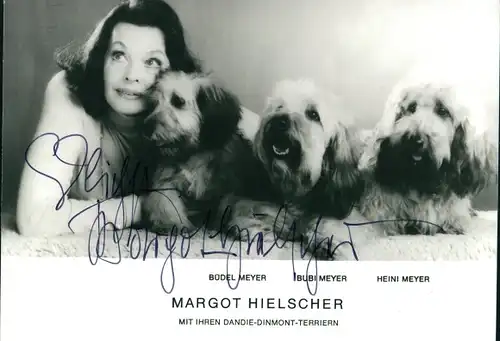 Ak Schauspielerin Margot Hielscher mit ihren Terriern, Autogramm