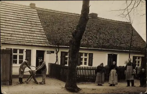 Foto Ak Husum in Nordfriesland, Gruppenbild Familie, Wohnhaus, Feuermeldestelle, Säge