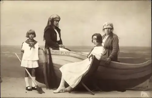 Foto Ak Le Touquet Paris Plage Pas de Calais, Familienportrait im Boot am Strand