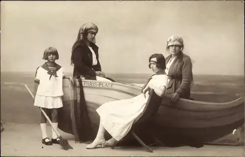 Foto Ak Le Touquet Paris Plage Pas de Calais, Familienportrait im Boot am Strand