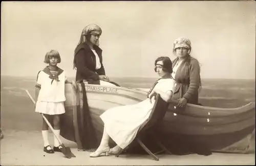 Foto Ak Le Touquet Paris Plage Pas de Calais, Familienportrait im Boot am Strand