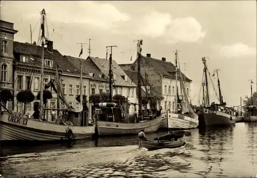 Ak Ueckermünde in Mecklenburg Vorpommern, Hafen, Fischerboote