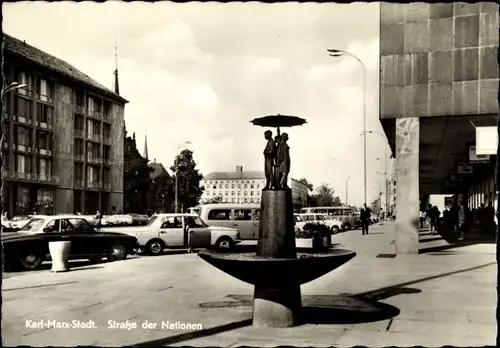 Ak Karl Marx Stadt Chemnitz Sachsen, Straße der Nationen, Brunnen, Geschäfte, Autos