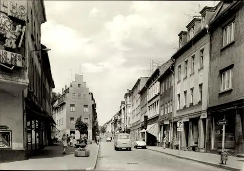 Ak Apolda Thüringen,  Bahnhofstraße, Auto, Passanten, Cafe