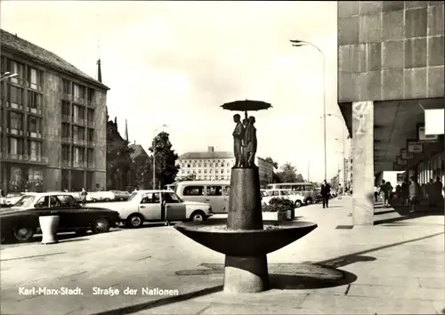 Ak Karl Marx Stadt Chemnitz Sachsen, Straße der Nationen, Brunnen, Geschäfte, Autos