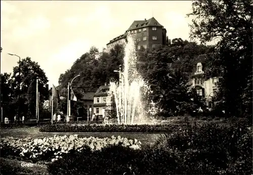 Ak Greiz im Vogtland, Springbrunnen, Platz, Burg