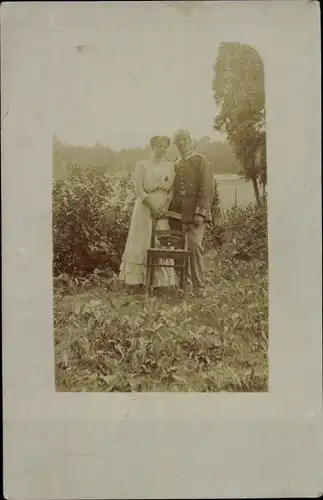 Foto Ak Deutscher Soldat in Uniform mit Frau, Portrait, I WK