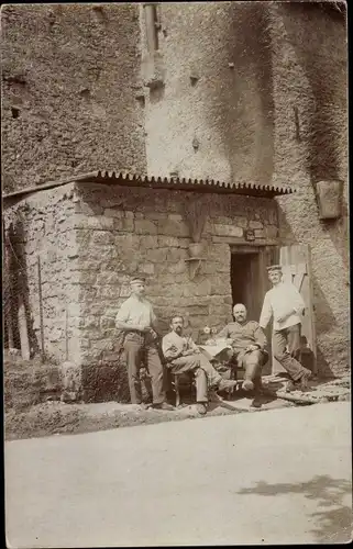 Foto Ak Deutsche Soldaten in Uniformen vor einem Gebäude
