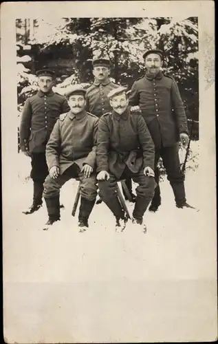 Foto Ak Deutsche Soldaten in Uniformen im Schnee, I WK