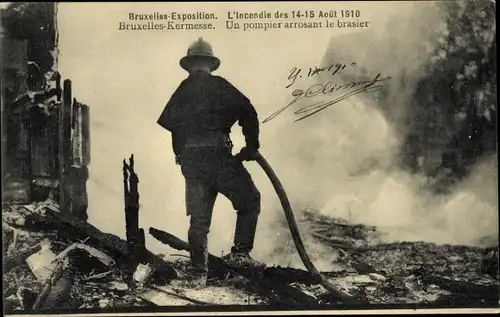 Ak Brüssel, Expo 1910, L'Incendie 1910, Kermesse, Pompier arrosant le brasier