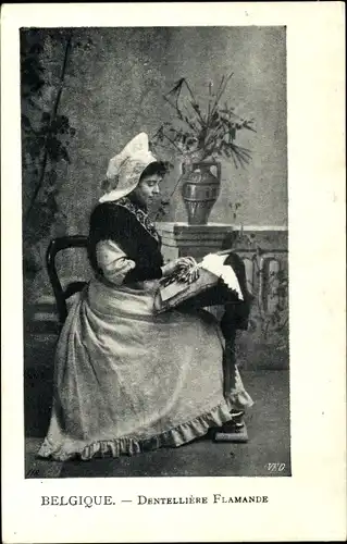 Ak Flämische Spitzenklöpplerin in Volkstracht