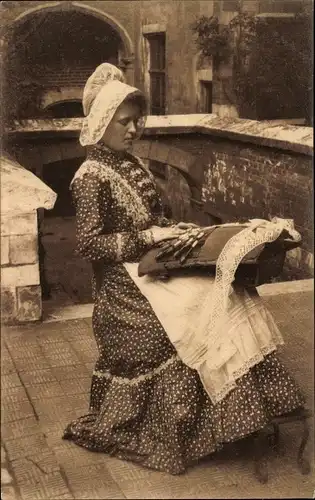 Ak Klöpplerin bei der Arbeit, Volkstracht