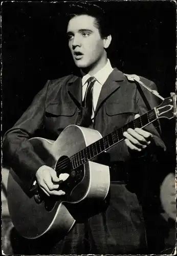 Ak Sänger und Schauspieler Elvis Presley, Portrait, Gitarre