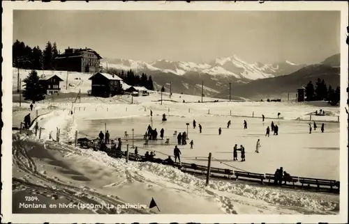 Ak Montana Kanton Wallis, Panorama im Winter, die Eisbahn