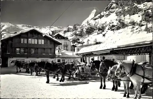 Ak Zermatt Kanton Wallis Schweiz, Bahnhofplatz und Matterhorn