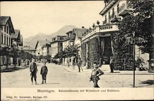 Ak Meiringen Kt. Bern Schweiz, Bahnhofstraße mit Wylerhorn und Rothorn, Hotel Krone