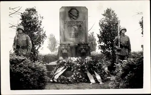 Foto Ak Coburg in Oberfranken, Wachsoldaten am Ehrenmal, Ehrenkränze