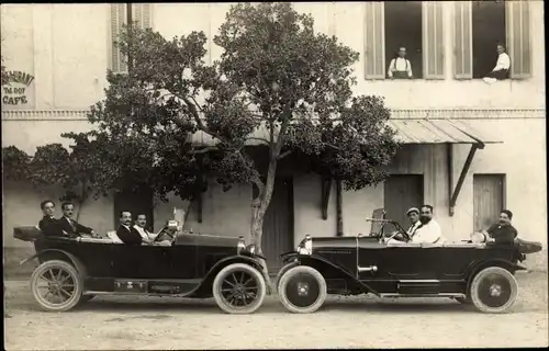 Foto Ak Männer in Automobilen, Cafe