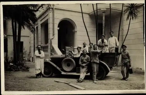Foto Ak Männer, Automobil, Palme