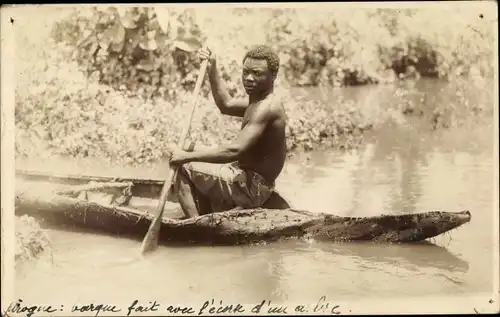 Foto Ak Afrikaner in einem Kajak