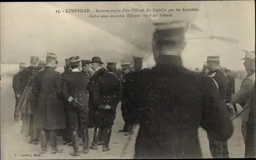 Ak Luneville Meurthe et Moselle, Interrogatoire d'un Officier allemand du Zeppelin