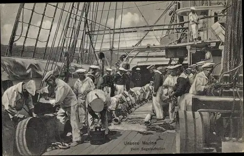 Ak Deutsche Marinesoldaten in Uniformen, Segelaufrollen, Schiff, Bord