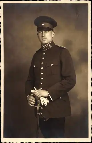 Foto Ak Deutscher Soldat in Uniform, Standportrait, Säbel, Handschuhe