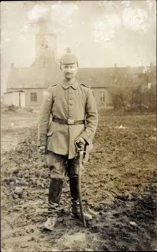 Foto Ak Deutscher Soldat in Uniform, Gewehr, Kirche, Kaiserzeit