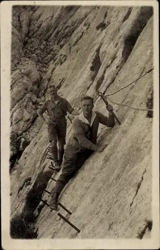 Foto Ak Zwei Männer beim Bergsteigen, Bergsteiger