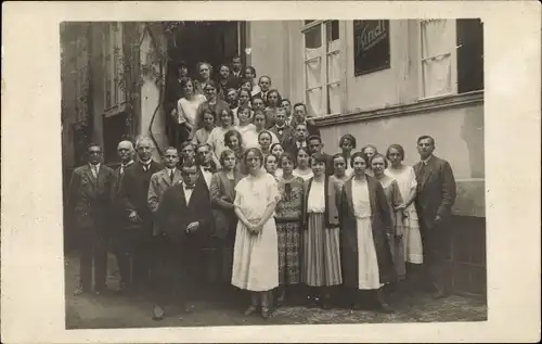 Foto Ak Neubabelsberg Potsdam in Brandenburg, Gruppenaufnahme vor einem Gasthaus 1925