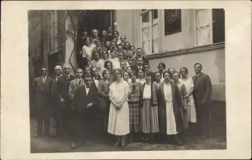 Foto Ak Neubabelsberg Potsdam in Brandenburg, Gruppenaufnahme vor einem Gasthaus 1925