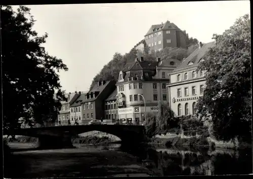 Foto Greiz im Vogtland, Konsum Geschäft, Brücke, Partie am Fluss, Kreissparkasse