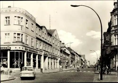 Ak Neustrelitz in Mecklenburg, Strelitzer Straße, Geschäft, Trabant