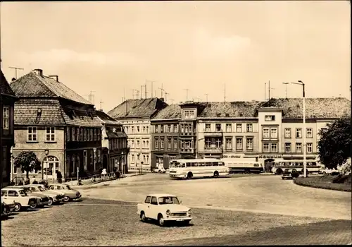 Ak Neustrelitz in Mecklenburg, Marktplatz, Busse, Trabant