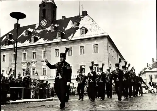 Ak Annaberg Buchholz im Erzgebirge, Bergparade zur Vorweihnachtszeit, Bergmänner, Marschkapelle