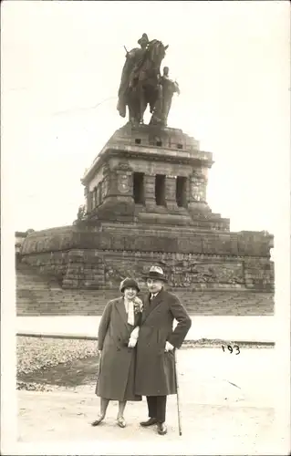 Foto Ak Koblenz am Rhein, Deutsches Eck, Mann und Frau auf Hochzeitsreise 1926