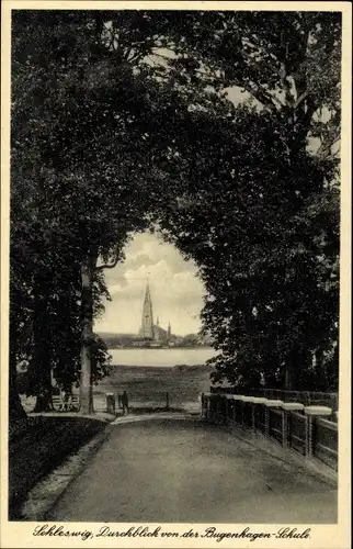 Ak Schleswig an der Schlei, Durchblick von der Bugenhagen Schule, Kirche
