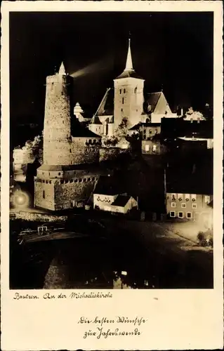 Ak Bautzen in der Lausitz, an der Michaeliskirche bei Nachtbeleuchtung, Wasserkunst