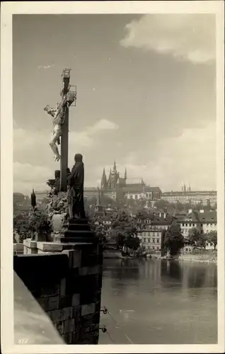 Ak Praha Prag Tschechien, Hradschin, Kreuz, Statue, Fluss