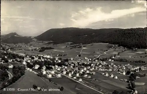 Ak Couvet Val de Travers Kanton Neuenburg, Gesamtansicht, Fliegeraufnahme